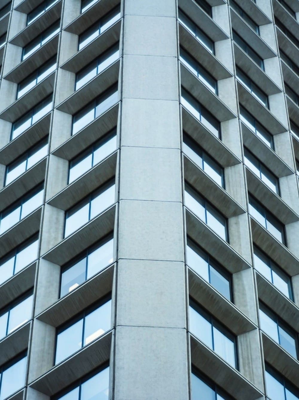 Fachada de un edificio de oficinas con una retícula regular de ventanas.