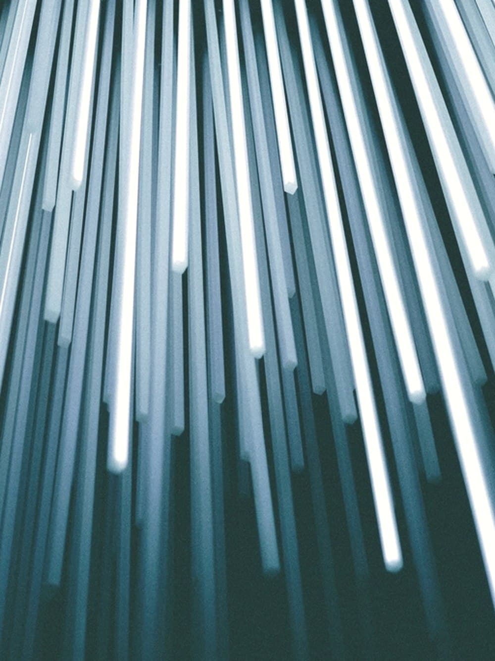 Haces de fibra óptica iluminados sobre un fondo oscuro.